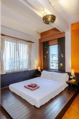 a bedroom with a large white bed in a room at Collection O Diamond House Khaosan in Bangkok