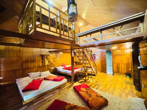 En eller flere senge i et værelse på The Kodai Heaven