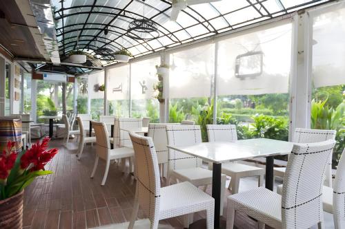 Un restaurante o sitio para comer en Collection O Howard Square Boutique Hotel