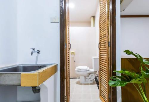 Koupelna v ubytování Collection O Howard Square Boutique Hotel