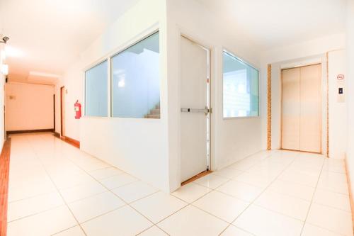 バンコクにあるCapital O 411 Grandview Condo 15のタイルフロアの空間