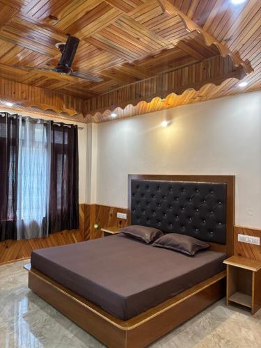 a bedroom with a large bed in a room at Pine view kasol in Kasol
