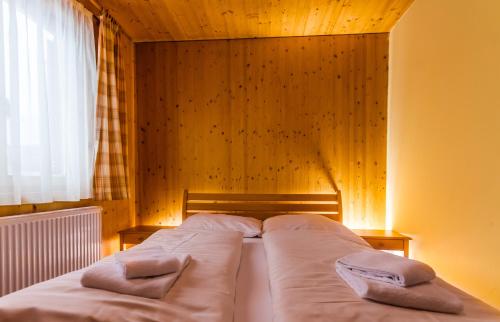 ein Schlafzimmer mit einem Bett mit zwei Kissen darauf in der Unterkunft Monarchia Park in Lachtal