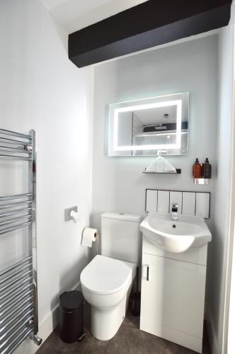 Un baño de The Abbots Boutique Hotel