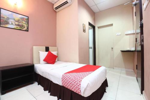 a hotel room with a bed in a room at Hotel O Destiny Riverside Hotel in Kota Bharu