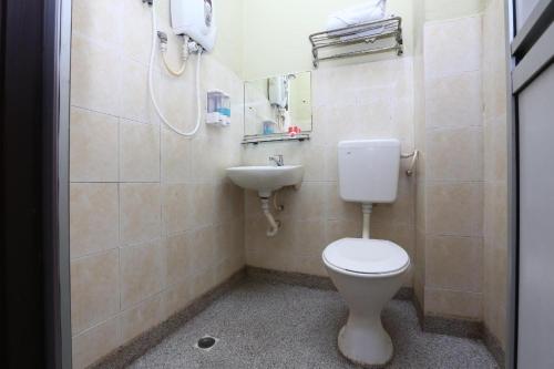 a bathroom with a toilet and a sink at Hotel O Destiny Riverside Hotel in Kota Bharu