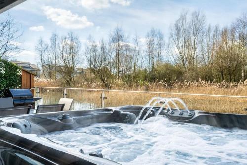 Φωτογραφία από το άλμπουμ του Harrier Lodge - Lake house σε Somerford Keynes