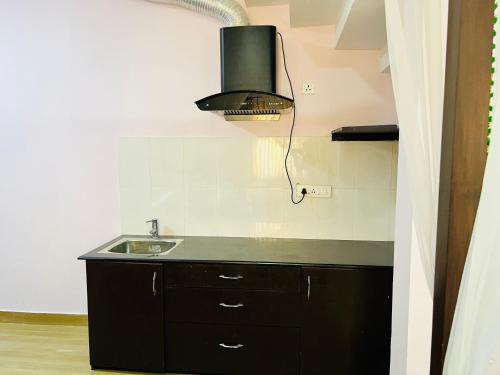 Kuchyň nebo kuchyňský kout v ubytování Chennai Grand Residency