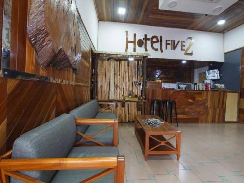 Posezení v ubytování OYO 210 Hotel Five 2