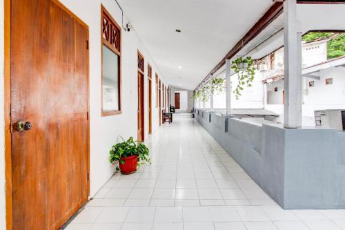 an empty corridor of a building with a door at Collection O Jalan Slamet Riyadi Near Kampung Batik Kauman Formerly Hotel Grand Kota in Solo