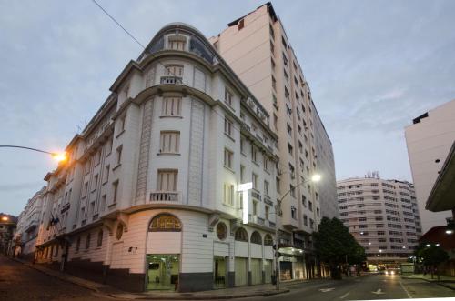 a white building on the corner of a street at Hotel Monte Alegre in Rio de Janeiro