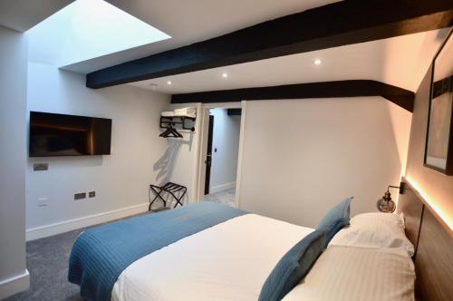 Cama o camas de una habitación en The Abbots Boutique Hotel