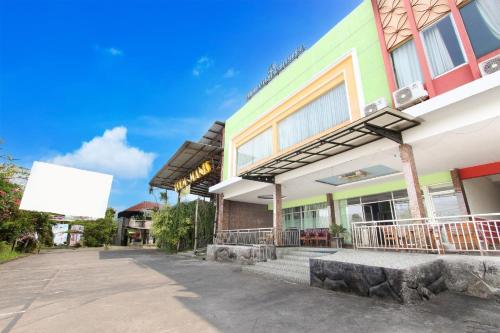 an empty street in front of a building at Hotel O Jalan Slamet Riyadi Near Bandara Adi Soemarmo Formerly Amanah Sejahtera in Solo