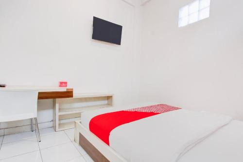 TV a/nebo společenská místnost v ubytování Hotel O Wisma Arya 2