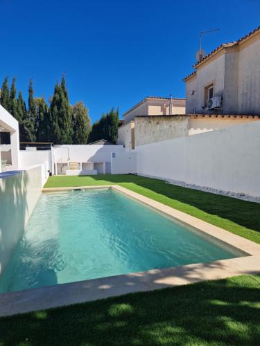 Estudio en planta baja, con piscina comunitaria