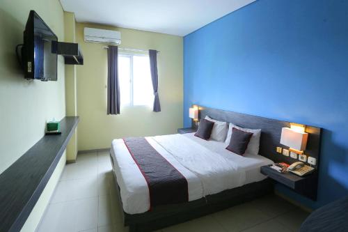 TV a/nebo společenská místnost v ubytování Super OYO Townhouse OAK Hotel Fiducia Pondok Gede