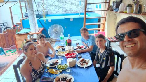 a group of people sitting at a table eating food at Joa y Santi in Jardín América