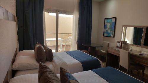 Voodi või voodid majutusasutuse Helnan Mamoura Hotel & Events Center toas