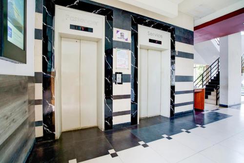 a hallway with three doors in a building at Collection O Baros Near Stasiun Cimahi in Cimahi