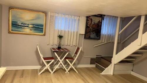 Gallery image of Renovated 2 Queen Beds Unit with Private Kitchen and Bathroom Near Yonge Street Basement in Richmond Hill