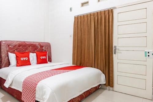 Ένα ή περισσότερα κρεβάτια σε δωμάτιο στο Hotel O Rajabasa Near Universitas Lampung Formerly Hotel Prasetya