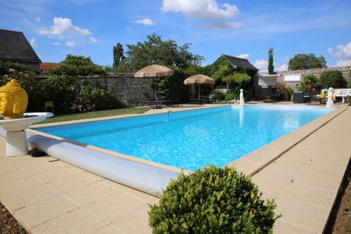 une piscine dans la cour d'une maison dans l'établissement Divas 1970, à Marolles