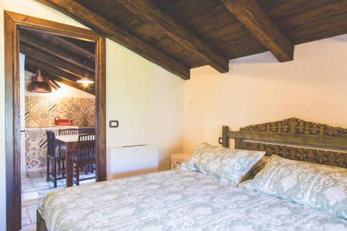 a bedroom with a bed and a table and a chair at Festina Lente - Guest House in Santo Stefano di Sessanio