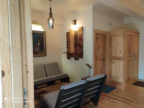 Coin salon dans l'établissement Nerve Cottage Homestay Bhowali