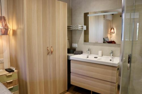 une salle de bain avec un lavabo et un miroir dans l'établissement Sublime apt St Tropez 3 bedrooms Pool, à Saint-Tropez