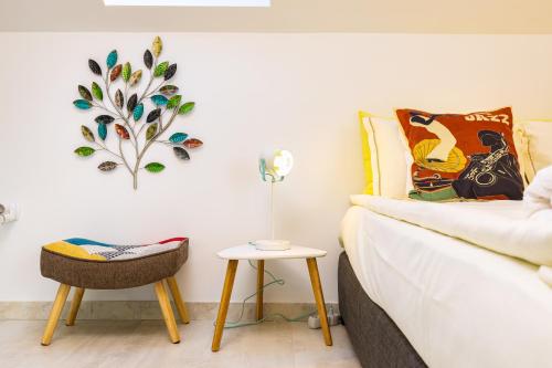 Un dormitorio con una cama y una mesita de noche. en Plovdiv Urban Gem Studio by Flat Mаnаger, en Plovdiv