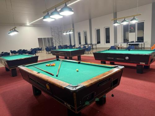 Biliár nebo kulečník v ubytování Hotel Demokracia