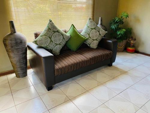 Ruang duduk di Mbazwana Inn