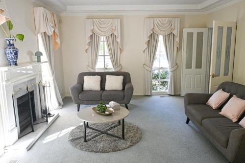 Χώρος καθιστικού στο 5BR Spacious Convenient Home in Central Glen