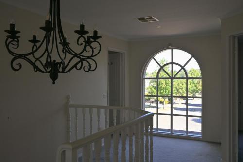 Φωτογραφία από το άλμπουμ του 5BR Spacious Convenient Home in Central Glen σε Glen Waverley