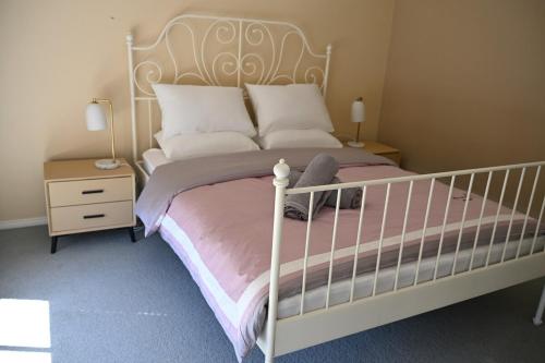 Ένα ή περισσότερα κρεβάτια σε δωμάτιο στο 5BR Spacious Convenient Home in Central Glen