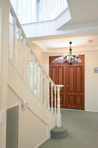Φωτογραφία από το άλμπουμ του 5BR Spacious Convenient Home in Central Glen σε Glen Waverley
