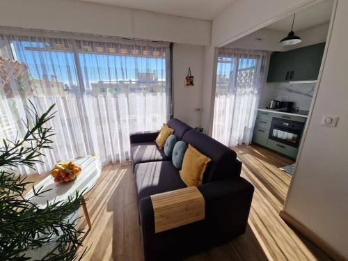 un salon avec un canapé et une table dans l'établissement Chez Stella - Proche Mer, à Nice