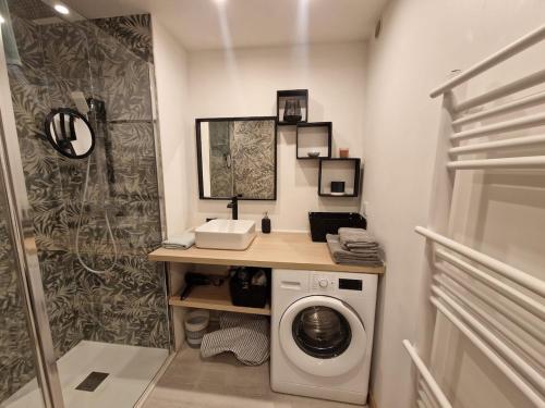 - une buanderie avec un lave-linge et un évier dans l'établissement Chez Stella - Proche Mer, à Nice