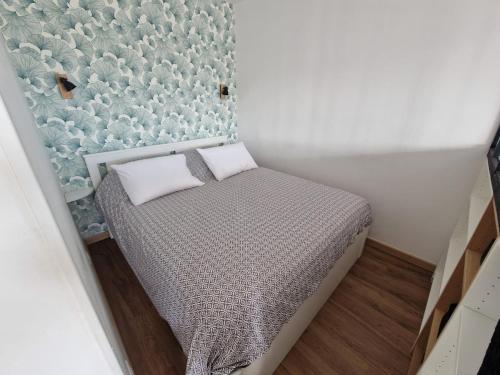 - un petit lit avec 2 oreillers dans l'établissement Chez Stella - Proche Mer, à Nice