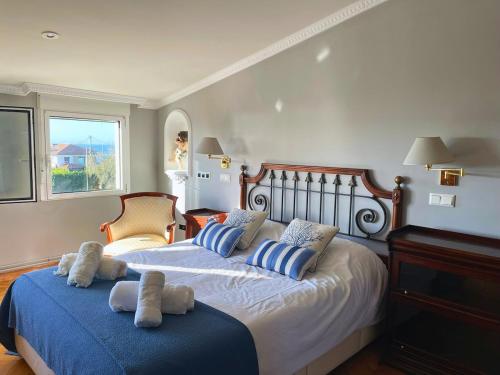 a bedroom with two beds with towels on them at Apartamentos Melgarden - Las Encinas in Somo