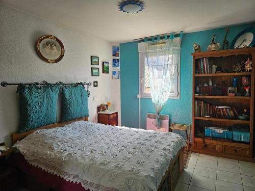 une chambre avec un lit et une étagère dans l'établissement Appartement spacieux avec vue sur la mer à Sète, à Sète