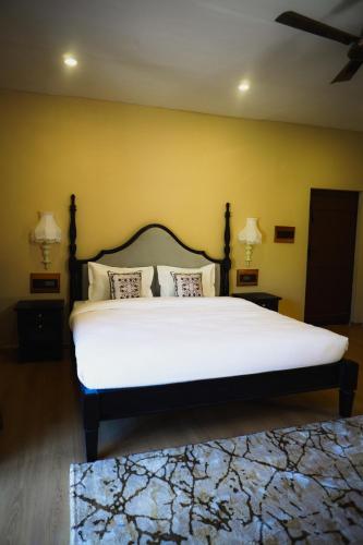 Cama o camas de una habitación en Jim & Holmes Resort & Luxury Residences in Jim Corbett National Park