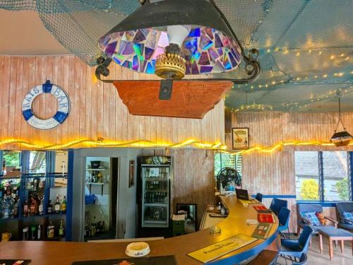 KaribaにあるCutty Sark Lodgeの天井からシャンデリアがぶら下がっているバー