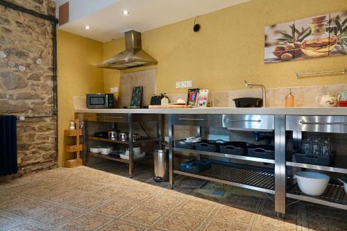 une cuisine avec un comptoir et un plan de travail dans l'établissement Mas de Mandirac, à Varen