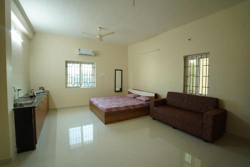 Postel nebo postele na pokoji v ubytování Bhakti Bliss Homestay - New Luxurious Pent house with AC