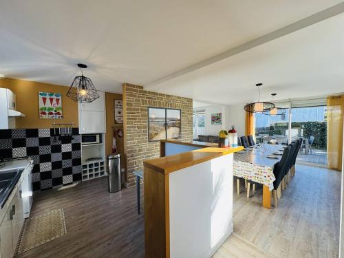 a kitchen and a living room with a dining room table at Confortable maison rénovée, jardin clos, 1km plage in Quiberon
