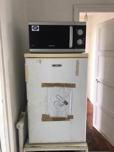 Kuchyň nebo kuchyňský kout v ubytování Chambre chez l'habitant dans T4 hyper proche de la gare SNCF et à 300m de la gare routière