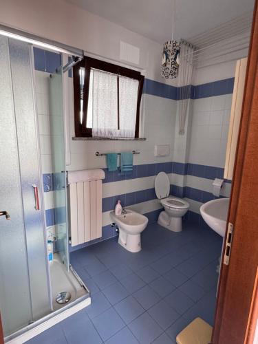 łazienka z 2 toaletami, umywalką i prysznicem w obiekcie AMA cityhouse w mieście Novara