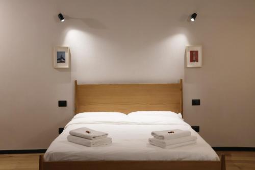 una camera da letto con un letto con due asciugamani sopra di Luxury Design-Cattedrale di San Lorenzo a Genova