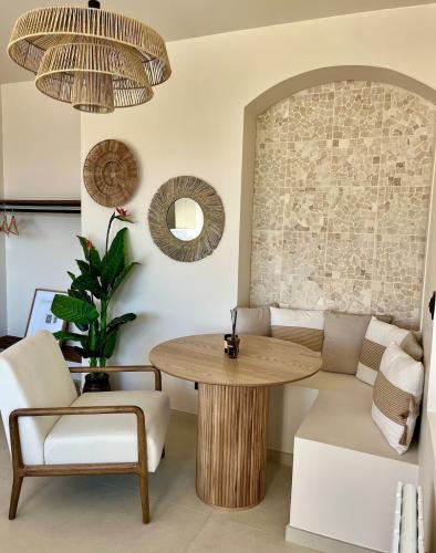 un salon avec une table et un canapé dans l'établissement La Suite Balinaise, vue mer et dunes - MALO'Cation, à Dunkerque